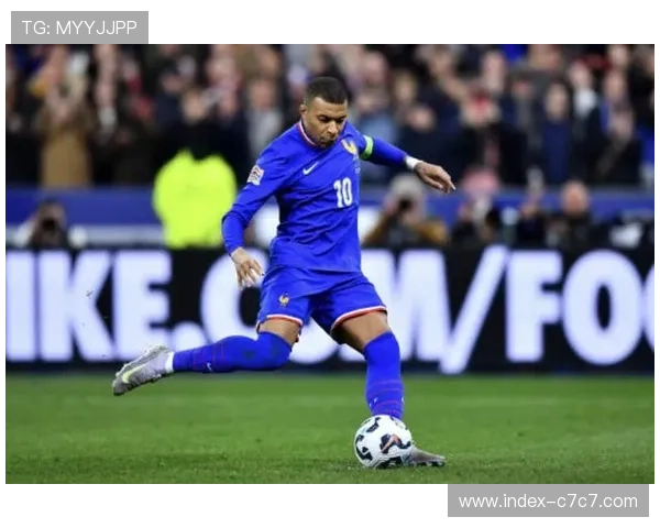 姆巴佩点球破僵局，法国半场2-0掌控局势