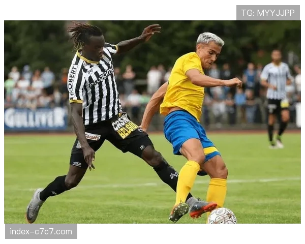 特写：终场哨响，为保级苦战取胜的格拉纳达球员相拥庆祝